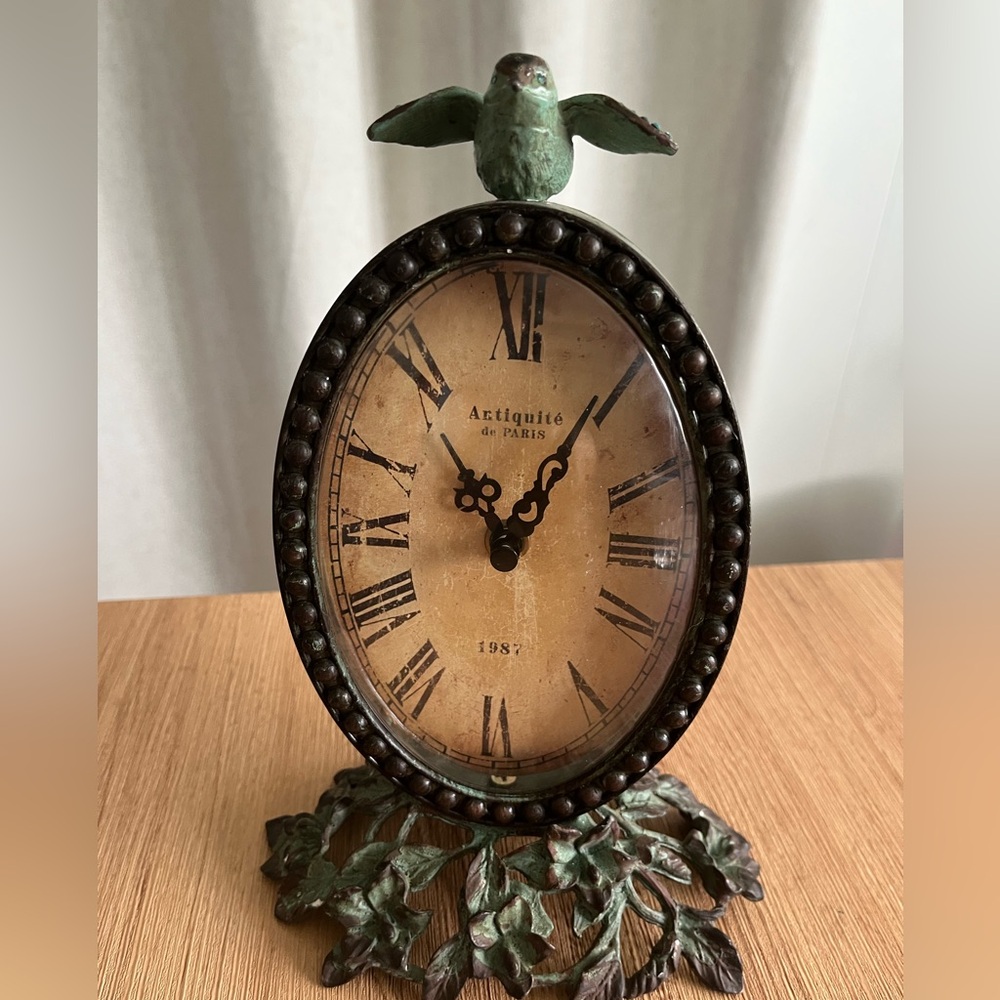 VTG. Horloge sur pied Forme ?uf et décor Oiseau posé dessus avec des strass